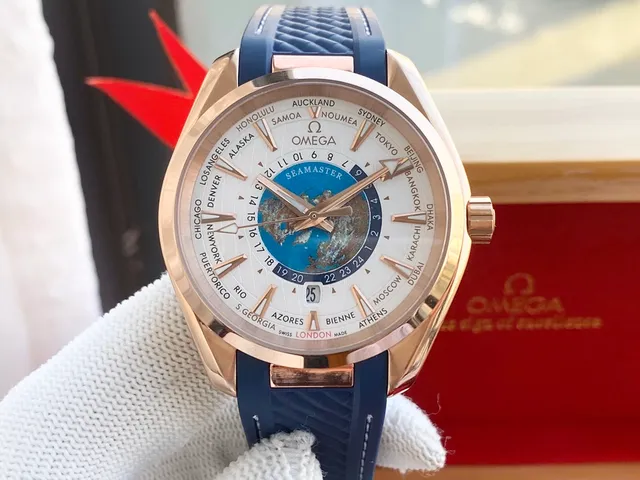 Omega Seamaster Aqua Terra Worldtimer Montre en Or Rose Cadran Blanc Sangle Bleue Mécanique 7