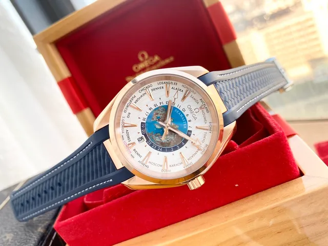 Omega Seamaster Aqua Terra Worldtimer Montre en Or Rose Cadran Blanc Sangle Bleue Mécanique 8