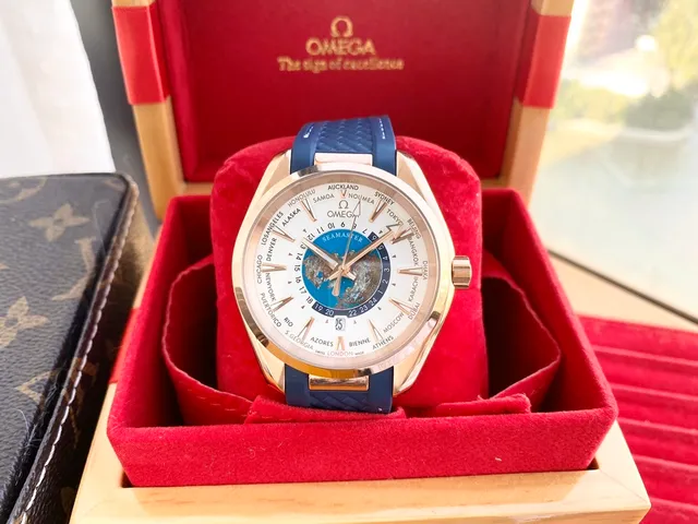 Omega Seamaster Aqua Terra Worldtimer Montre en Or Rose Cadran Blanc Sangle Bleue Mécanique 9