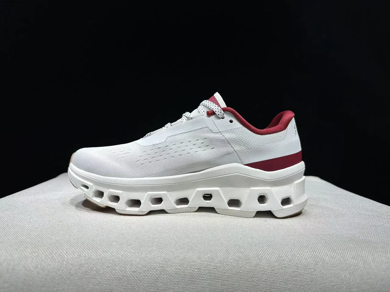 On Cloudmonster Blanc Bordeaux Doré Chaussures de course 9