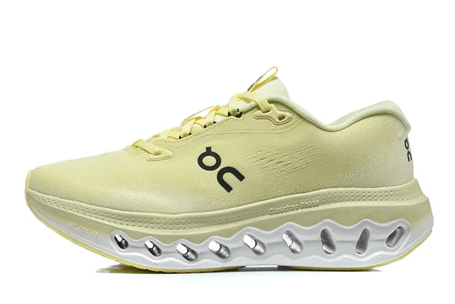 On Cloudsurfer 3 Amarillo pálido Zapatos de correr 4