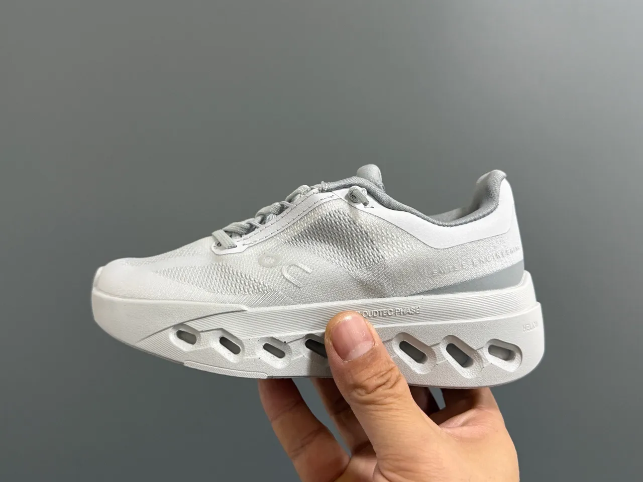 On Gray White Low-Top Lace-Up Running Shoes 20