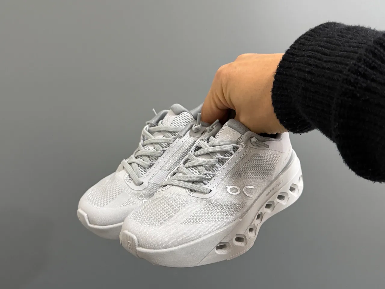On Gray White Low-Top Lace-Up Running Shoes 22