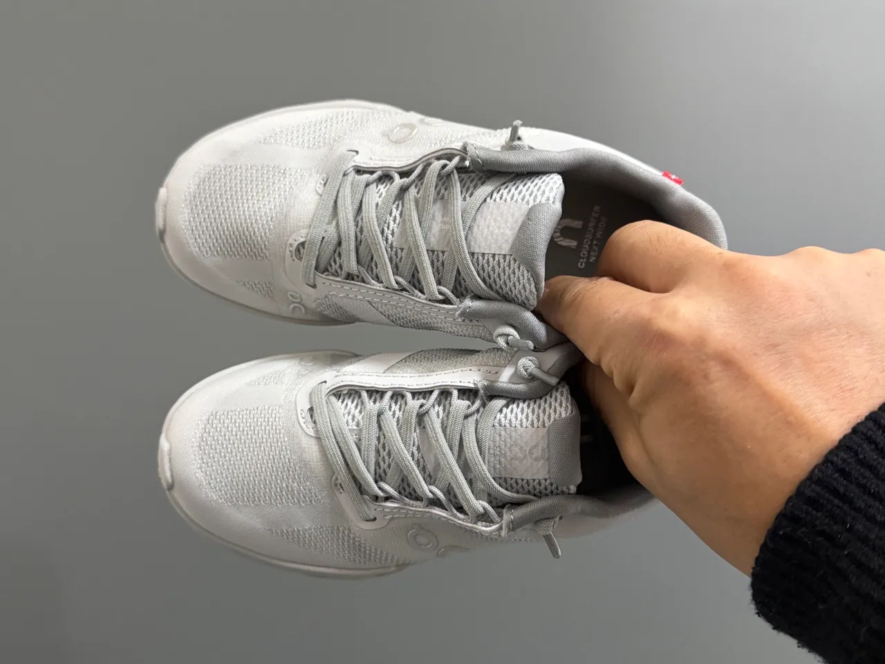 On Gray White Low-Top Lace-Up Running Shoes 23