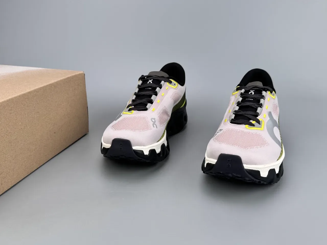 On Running Cloudmonster Rosa Amarelo Preto Tênis de Corrida 3