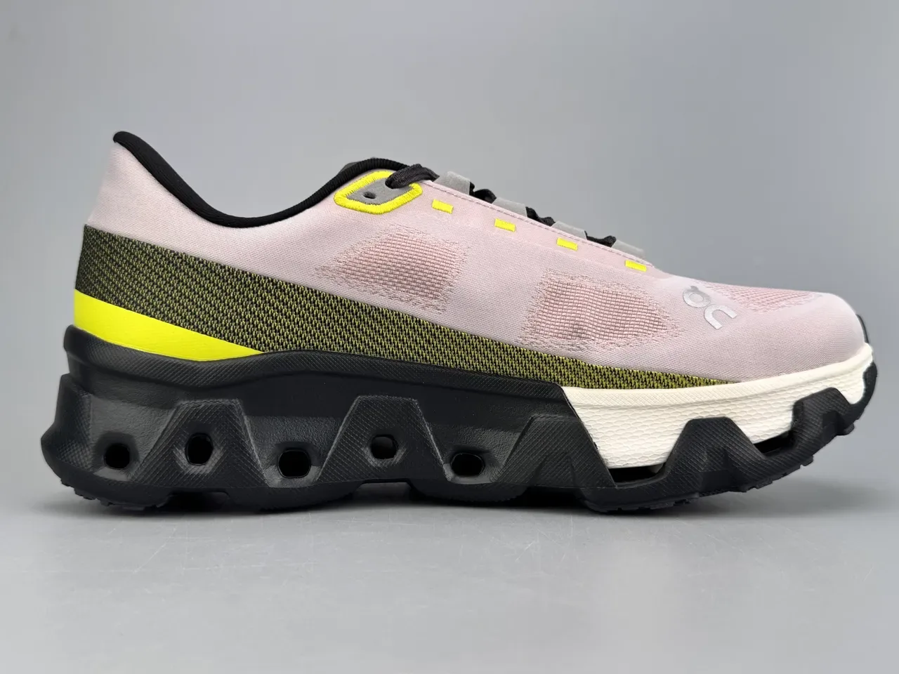 On Running Cloudmonster Rosa Amarelo Preto Tênis de Corrida 10