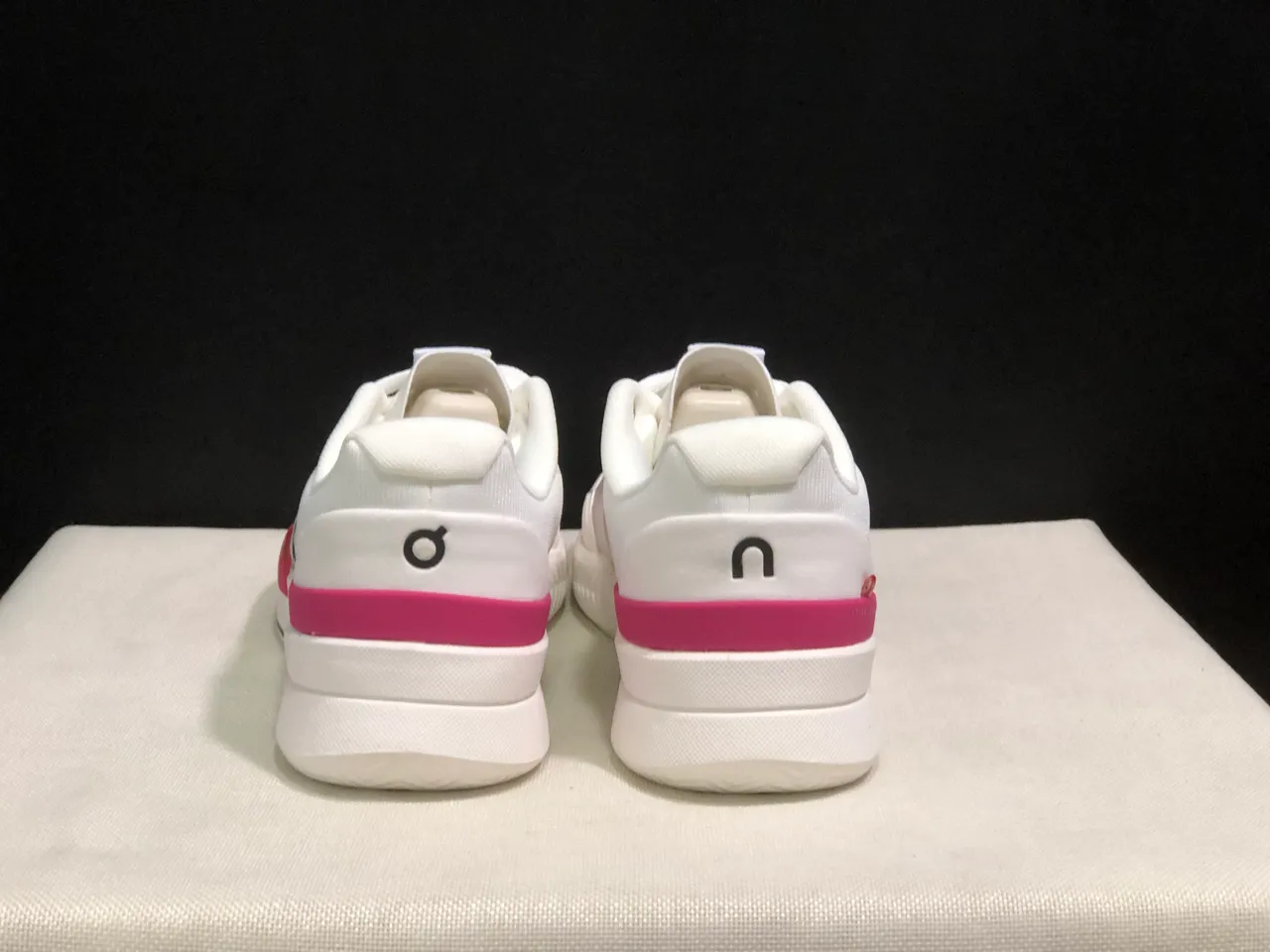 On The Roger Pro2 Chaussures de course blanches roses 3
