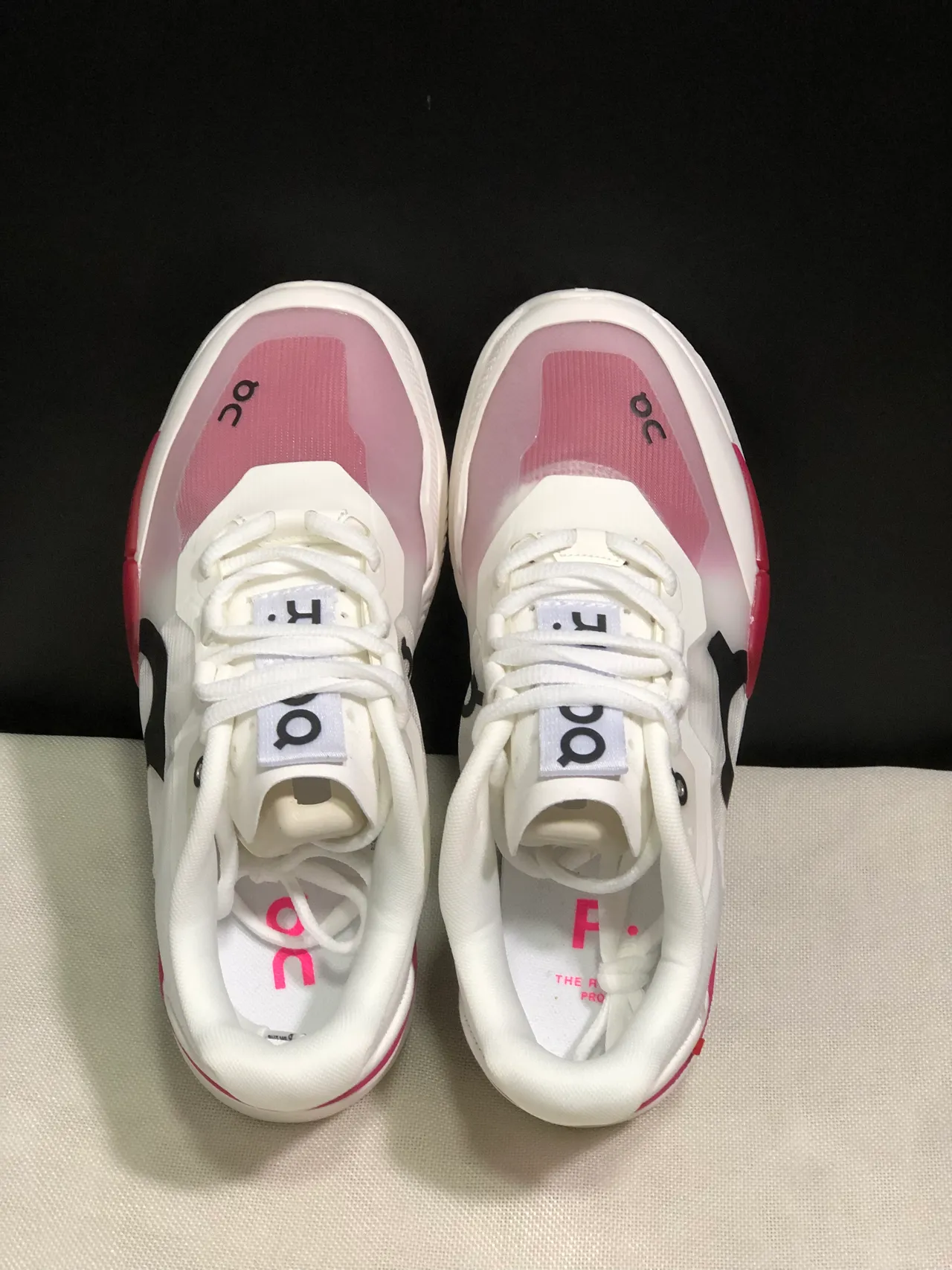 On The Roger Pro2 Chaussures de course blanches roses 4