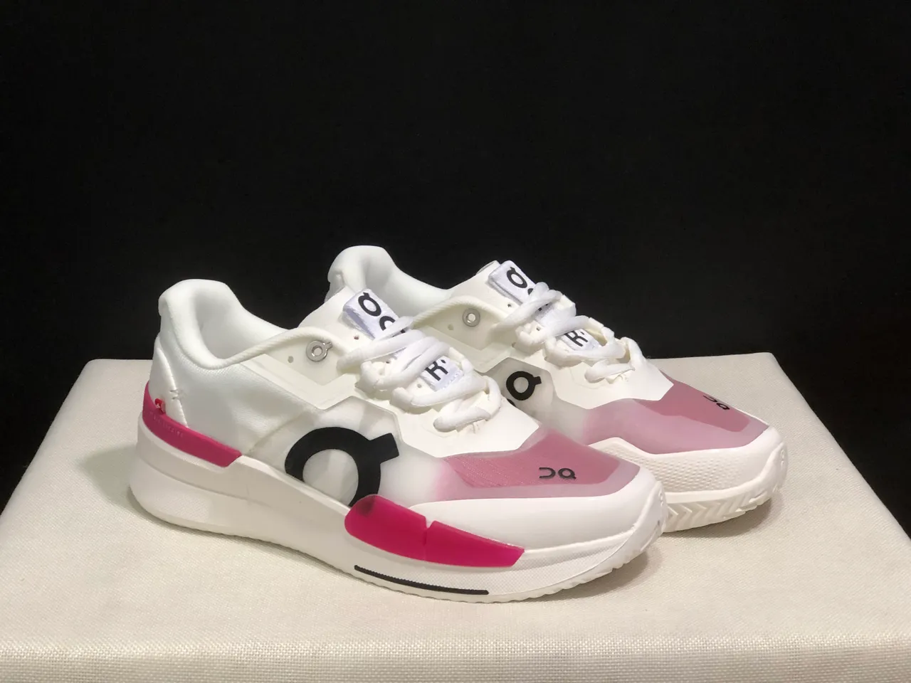 On The Roger Pro2 Chaussures de course blanches roses 6