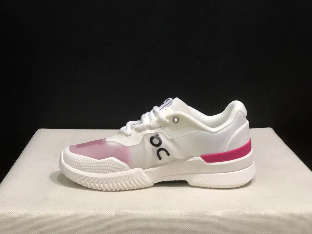 On The Roger Pro2 Chaussures de course blanches roses 7
