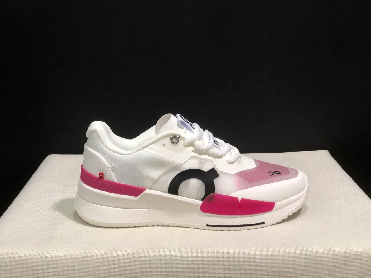On The Roger Pro2 Chaussures de course blanches roses 8
