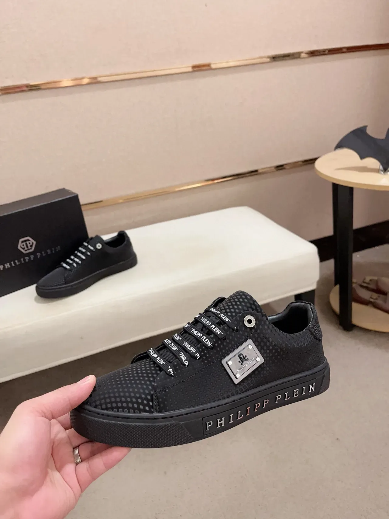 Philipp Plein काला टेक्सचर्ड अपर ब्रांडेड लेस-अप लाइफस्टाइल स्नीकर 2