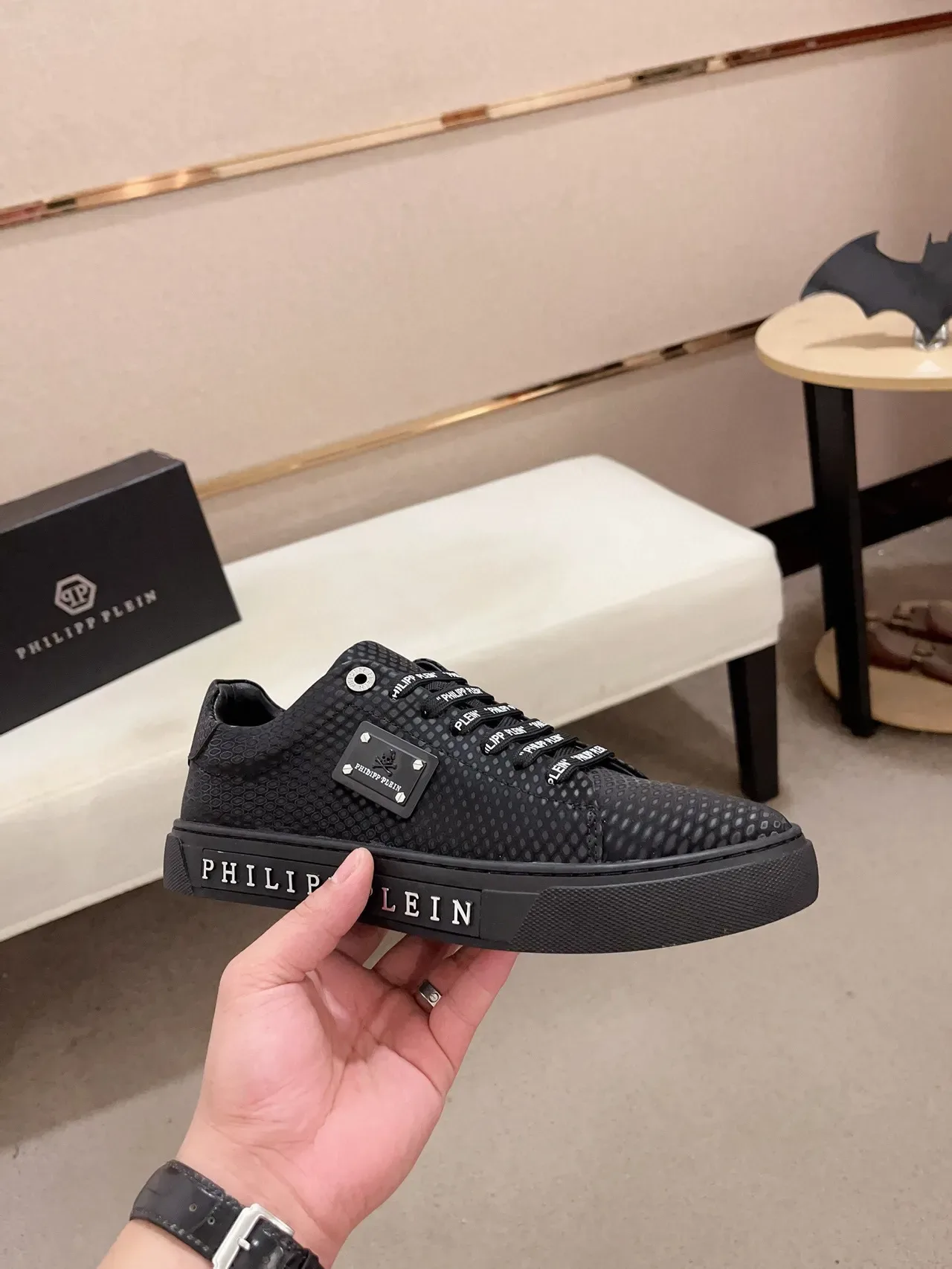 Philipp Plein काला टेक्सचर्ड अपर ब्रांडेड लेस-अप लाइफस्टाइल स्नीकर 4