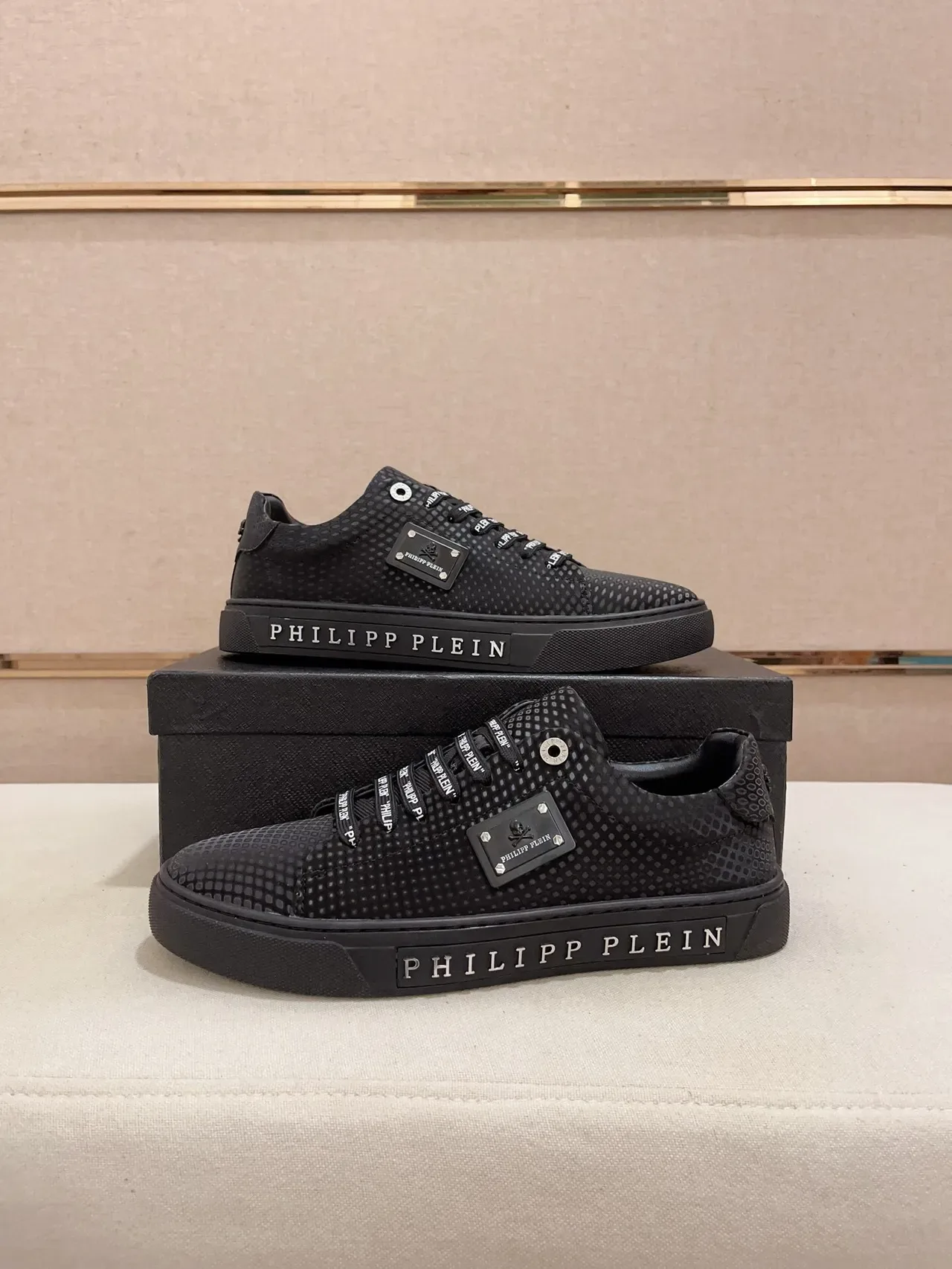 Philipp Plein काला टेक्सचर्ड अपर ब्रांडेड लेस-अप लाइफस्टाइल स्नीकर 6