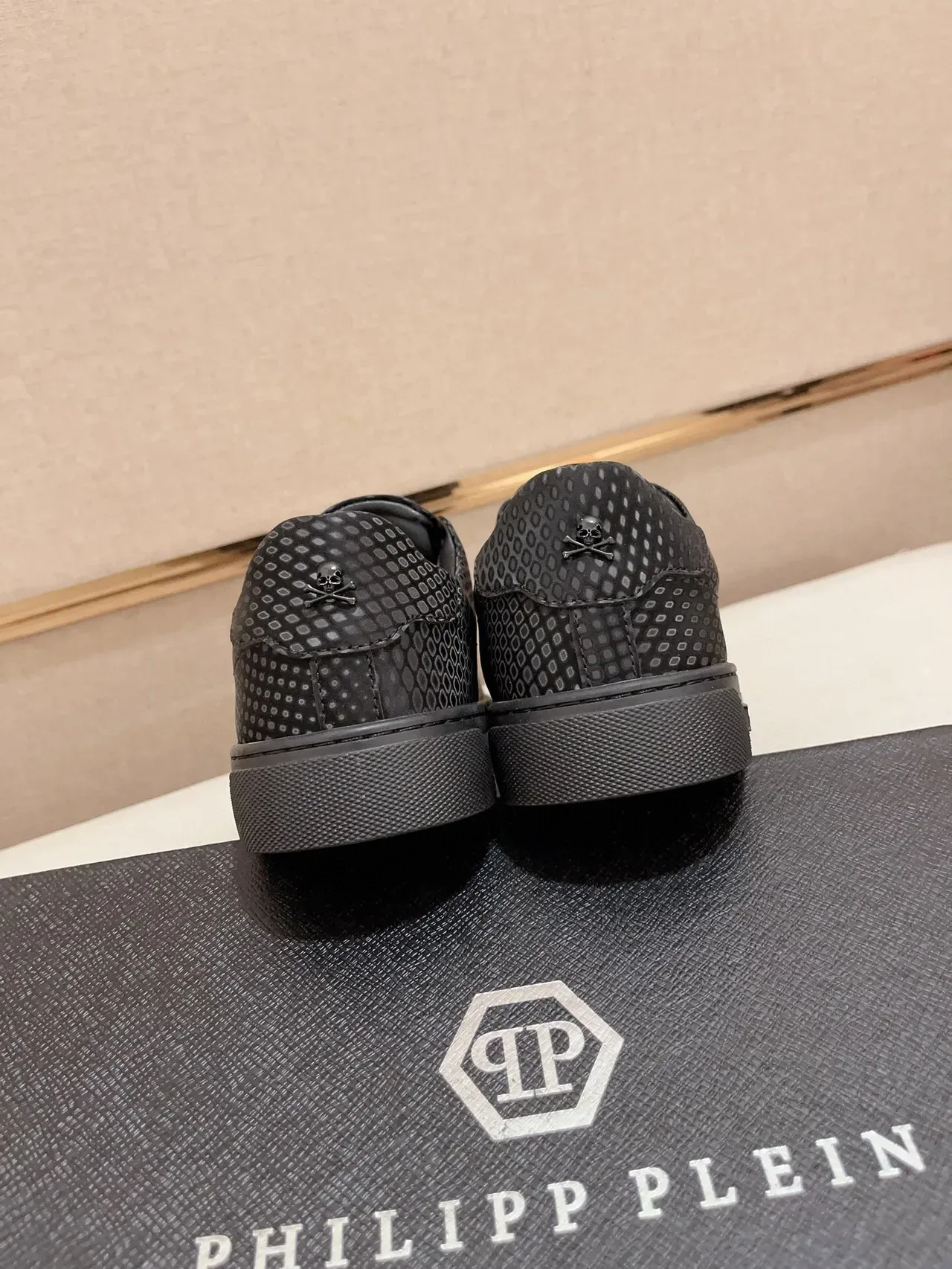 Philipp Plein काला टेक्सचर्ड अपर ब्रांडेड लेस-अप लाइफस्टाइल स्नीकर 7