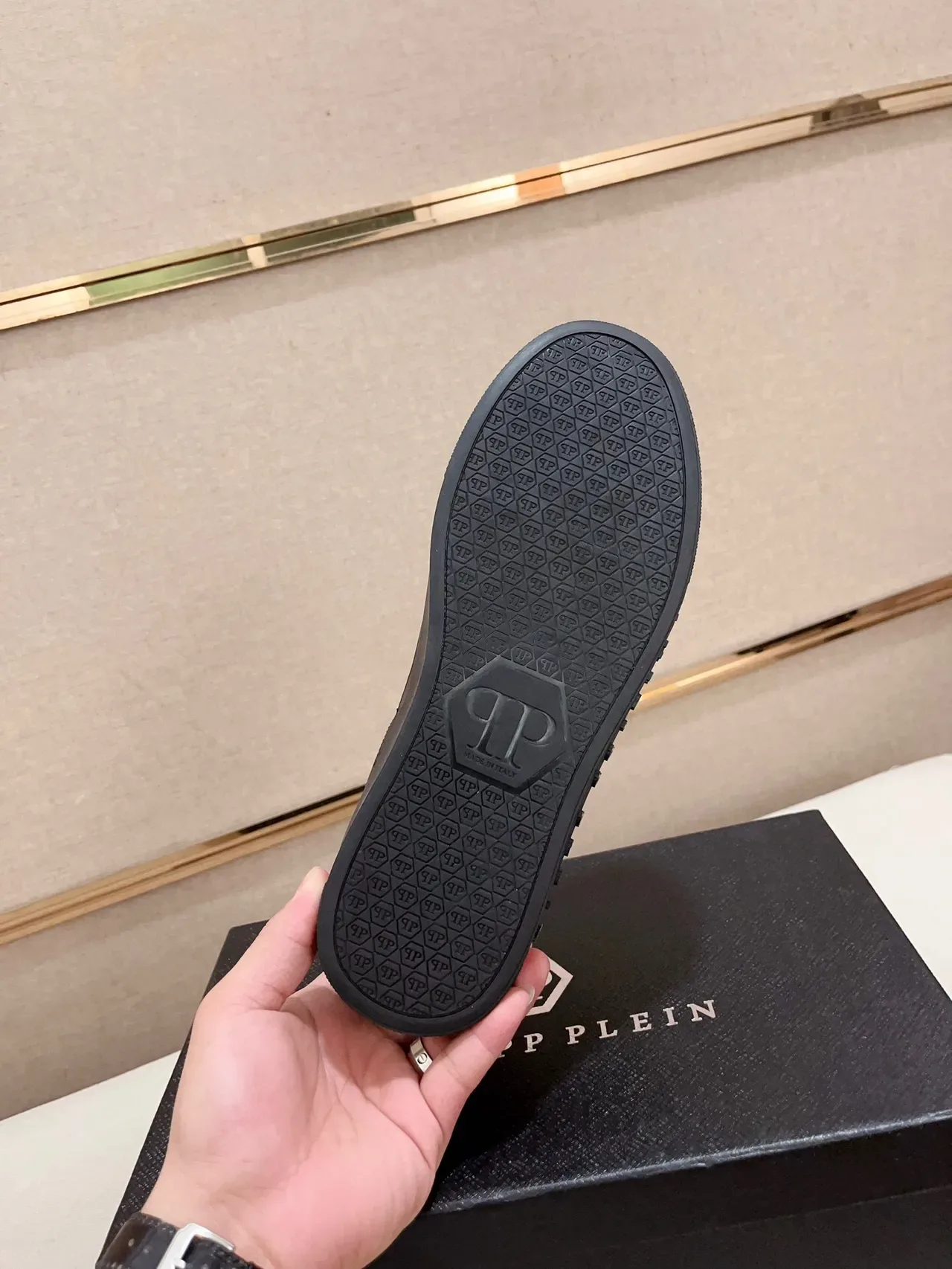 Philipp Plein काला टेक्सचर्ड अपर ब्रांडेड लेस-अप लाइफस्टाइल स्नीकर 8