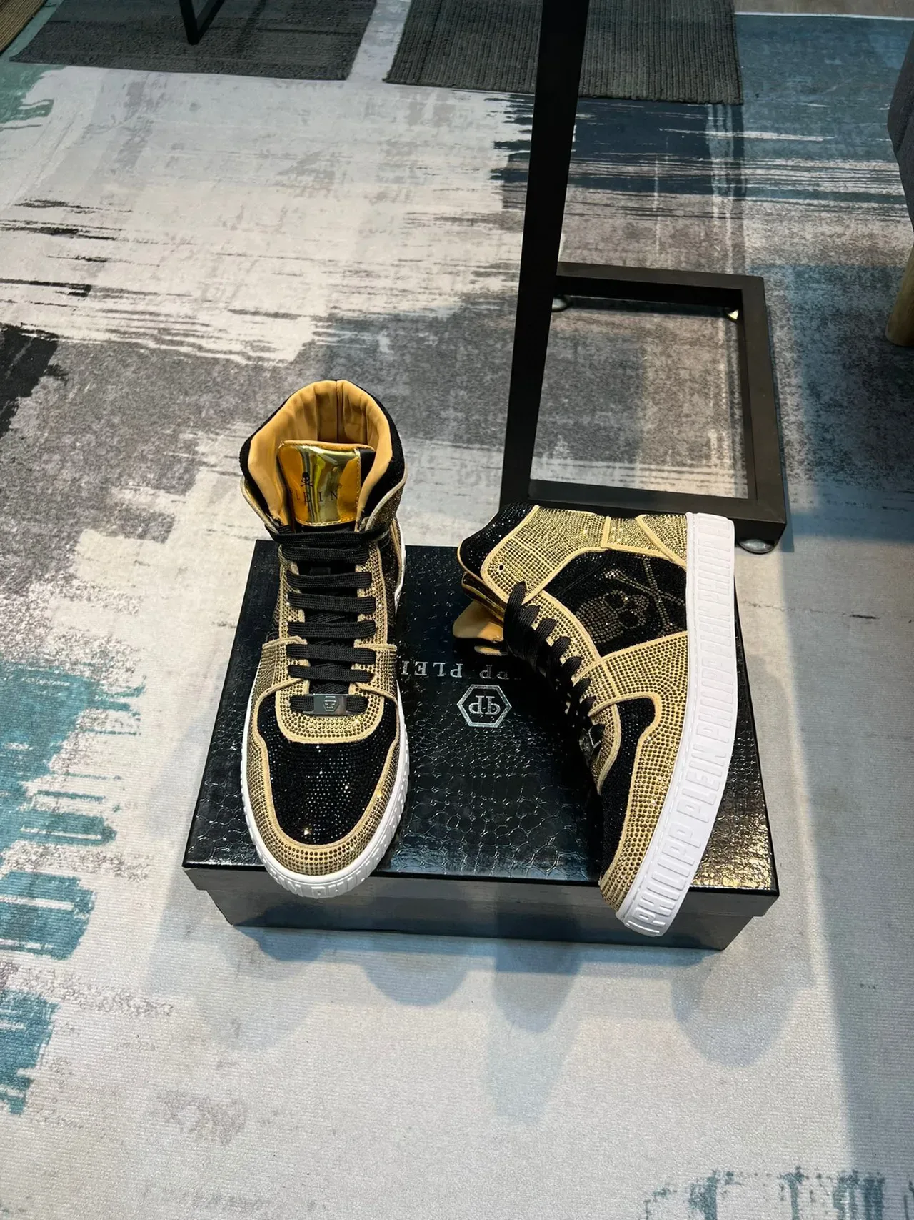 Philipp Plein سنيكرز عالي الارتفاع مزين بكريستالات ونمط جمجمة 4