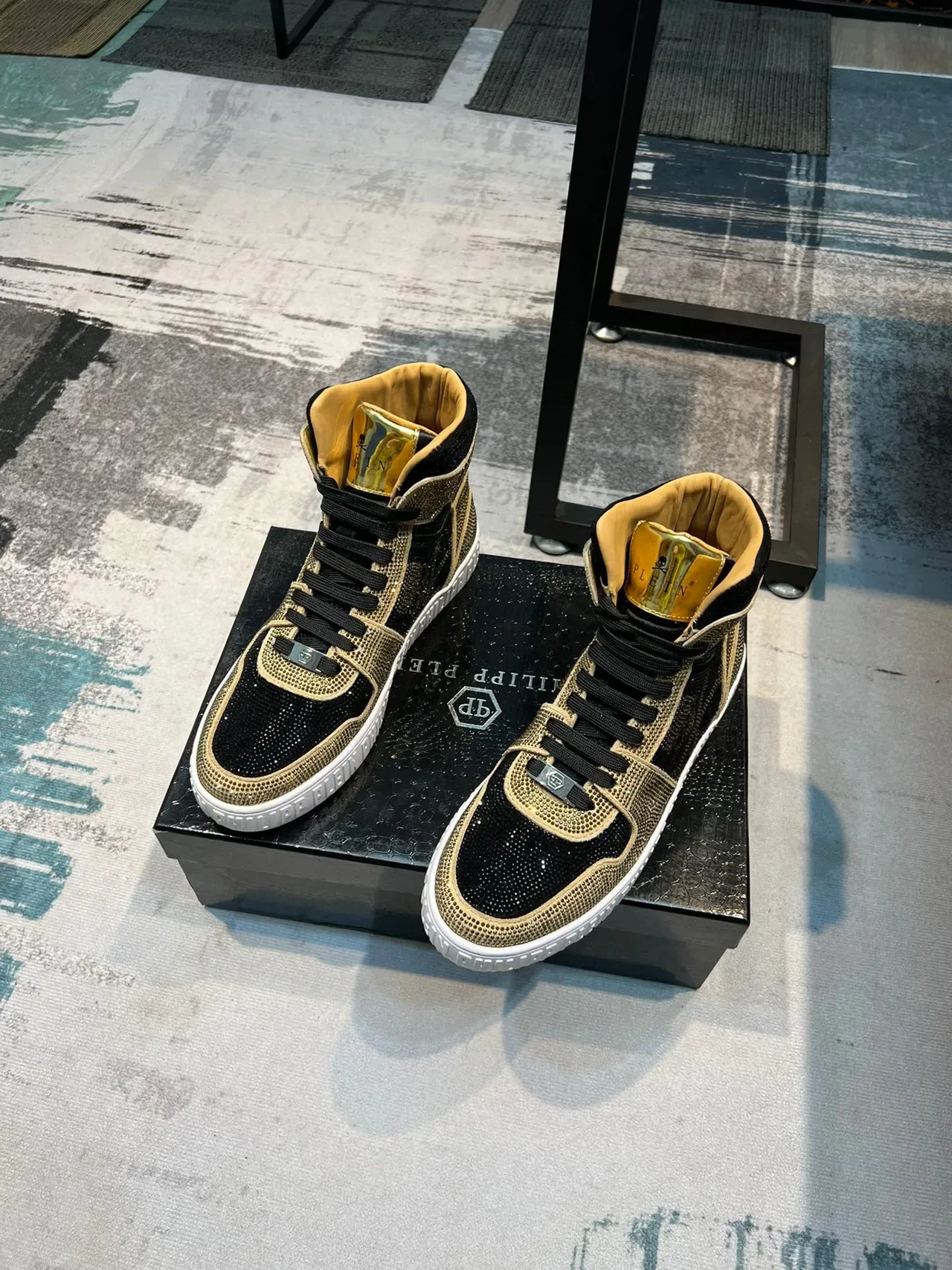 Philipp Plein سنيكرز عالي الارتفاع مزين بكريستالات ونمط جمجمة 5
