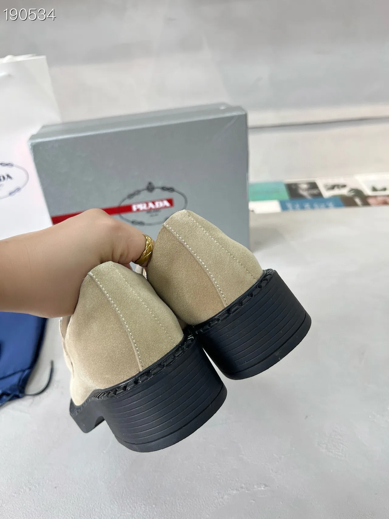 Prada 米色黑色麂皮鞋面 平台鞋底 乐福鞋 2