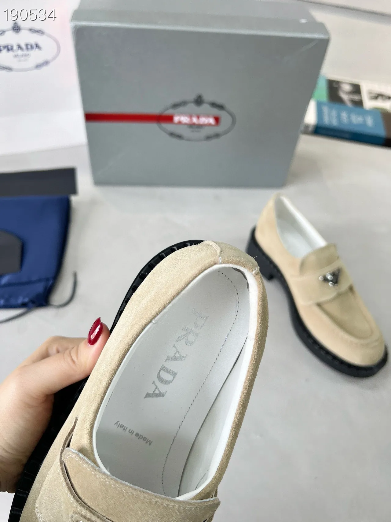 Prada 米色黑色麂皮鞋面 平台鞋底 乐福鞋 3