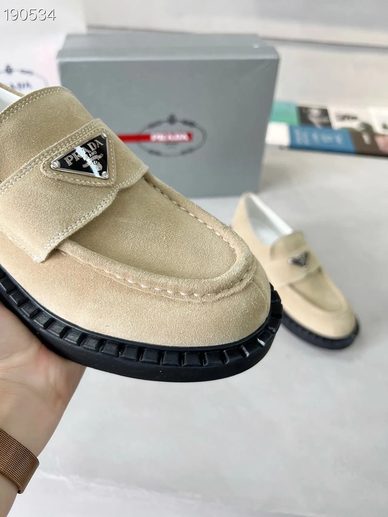 Prada 米色黑色麂皮鞋面 平台鞋底 乐福鞋 4