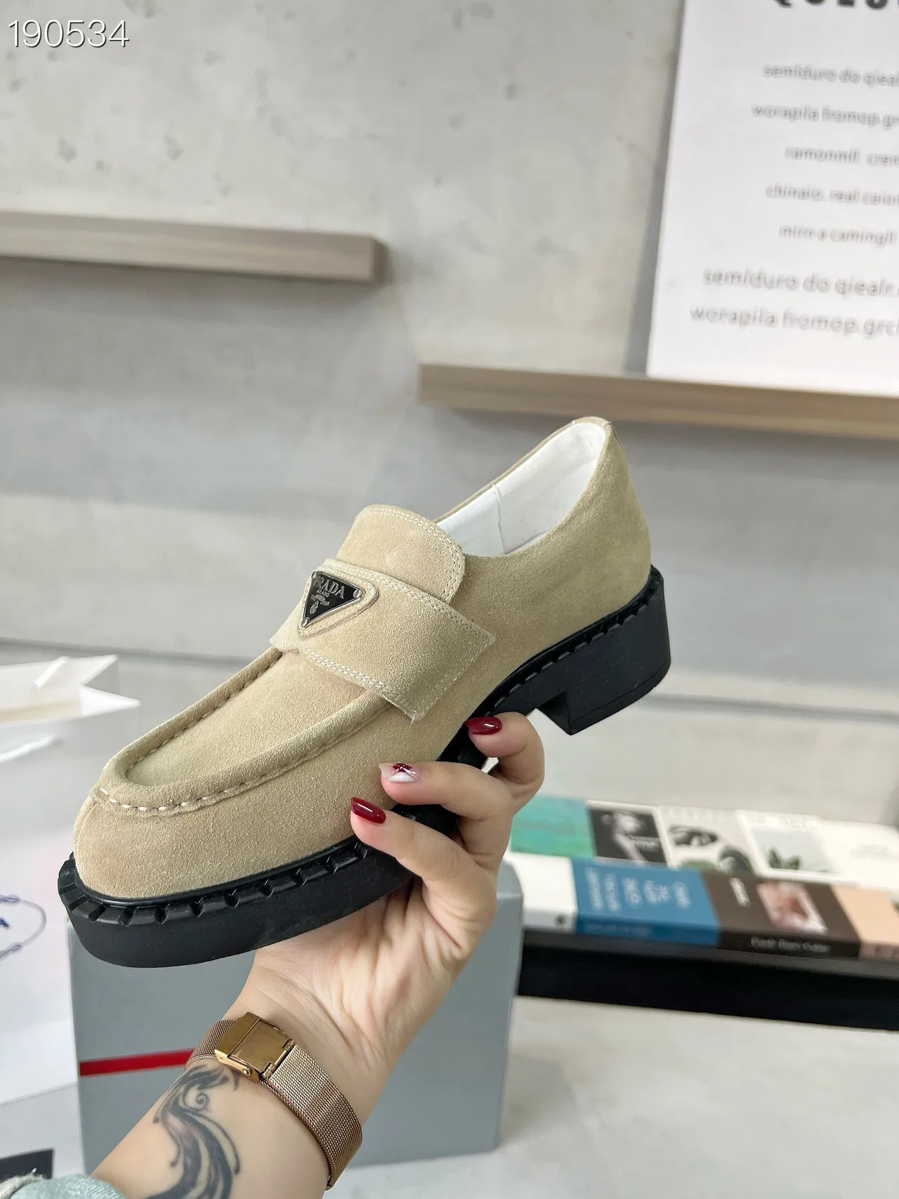 Prada 米色黑色麂皮鞋面 平台鞋底 乐福鞋 5