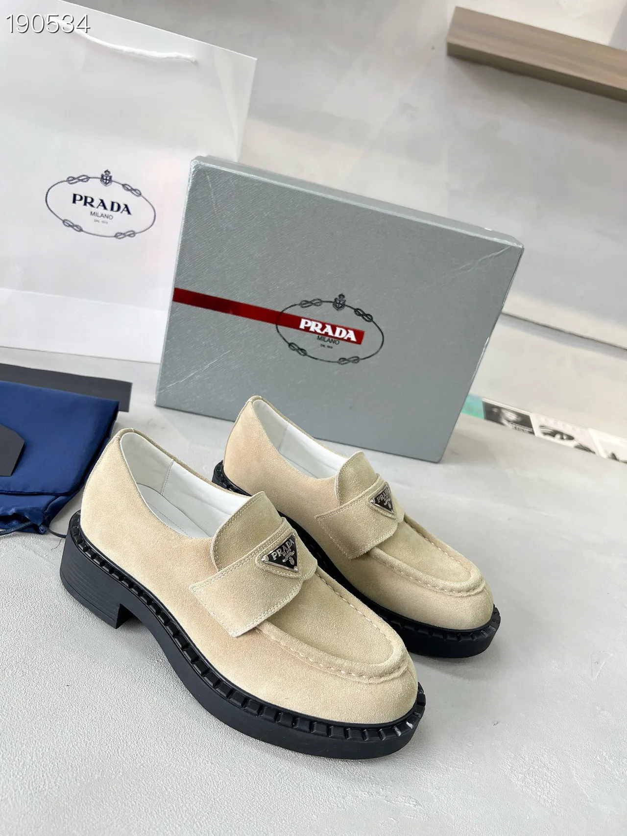 Prada 米色黑色麂皮鞋面 平台鞋底 乐福鞋 6