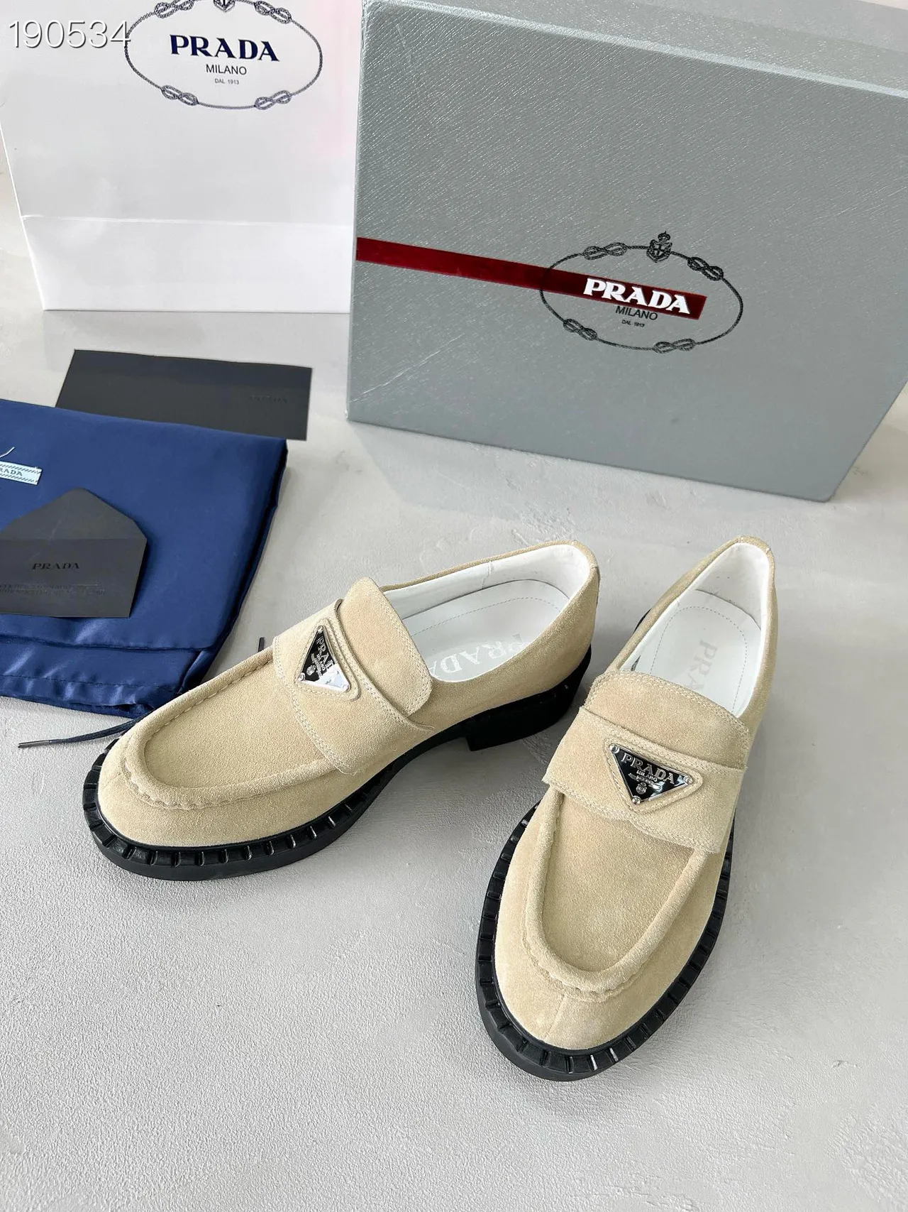 Prada 米色黑色麂皮鞋面 平台鞋底 乐福鞋 7