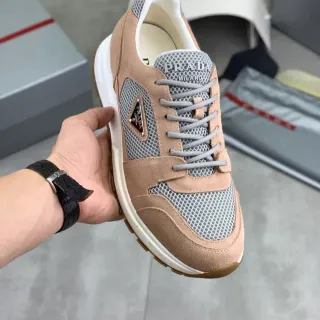 Prada 米色灰色网布和麂皮混合鞋面 三角形标志板 生活方式运动鞋