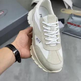 Prada भेजी सुड और मेश लाइफस्टाइल स्नीकर