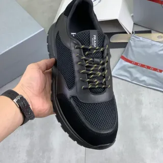 Prada Sneakers Épaisses Noires En Mesh Et Cuir Doré Avec Panneau Et Lacets