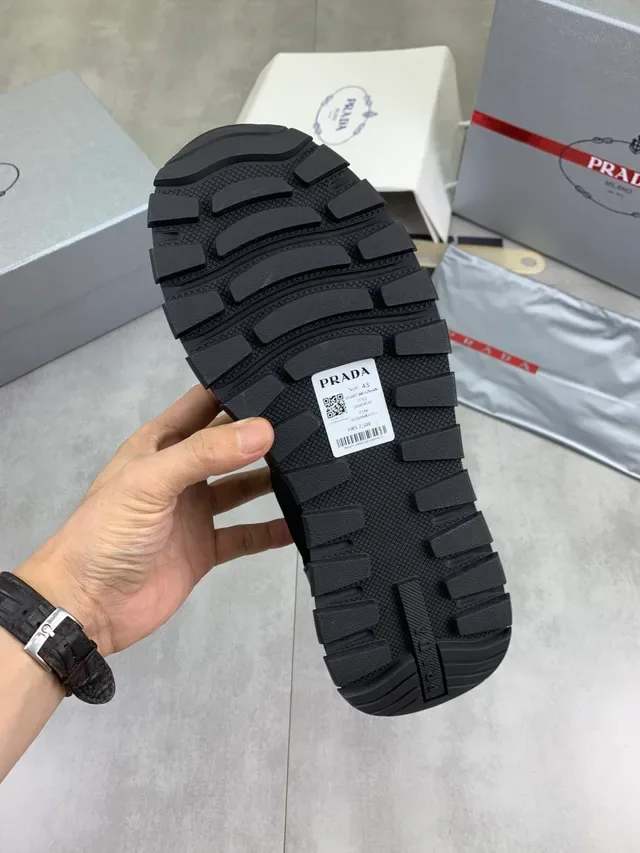 Prada Sneakers Épaisses Noires En Mesh Et Cuir Doré Avec Panneau Et Lacets 2