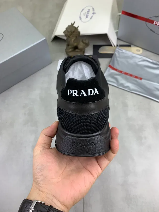 Prada Sneakers Épaisses Noires En Mesh Et Cuir Doré Avec Panneau Et Lacets 3