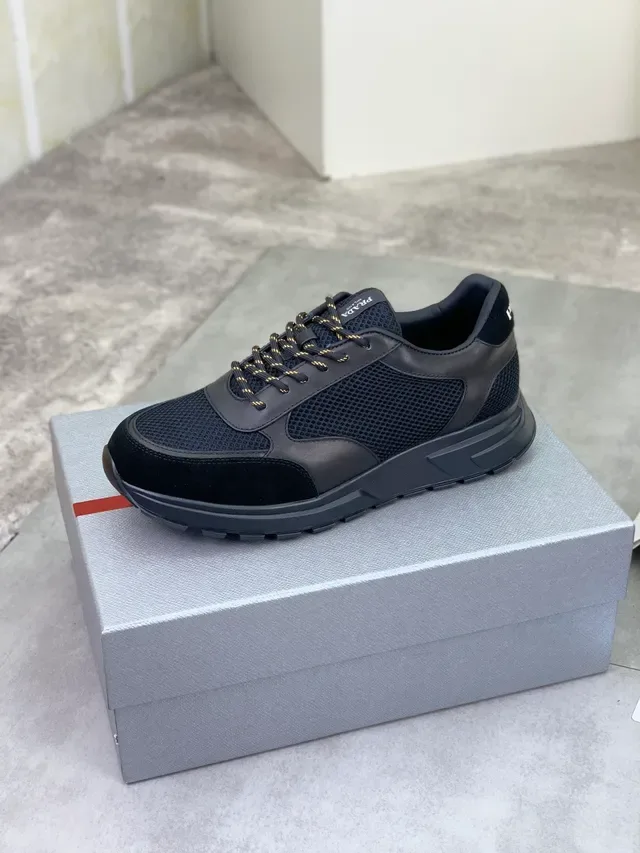 Prada Sneakers Épaisses Noires En Mesh Et Cuir Doré Avec Panneau Et Lacets 4