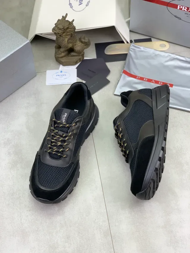 Prada Sneakers Épaisses Noires En Mesh Et Cuir Doré Avec Panneau Et Lacets 5