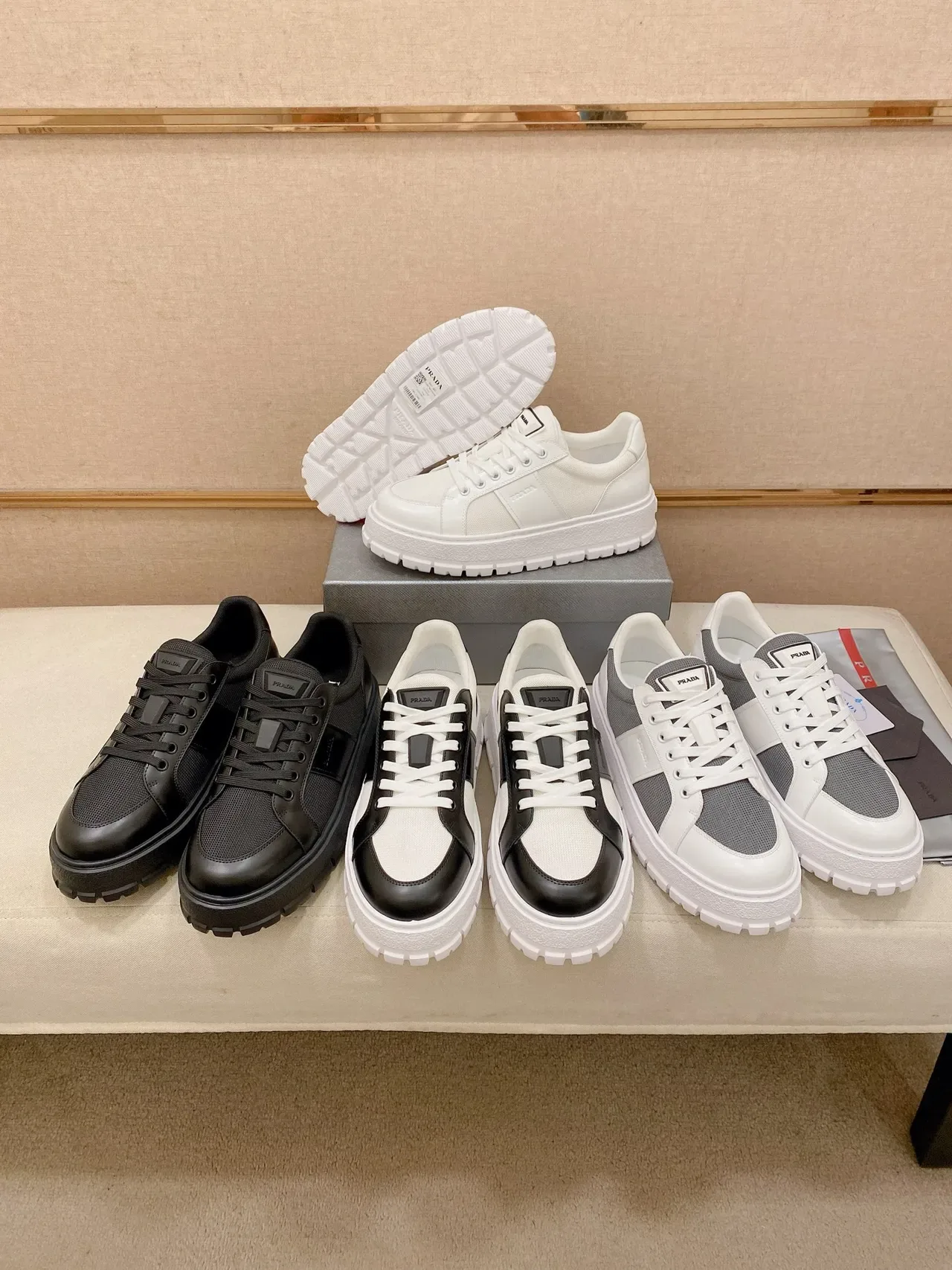 Prada Tênis Chunky Pretos Monocromáticos de Malha e Couro 2