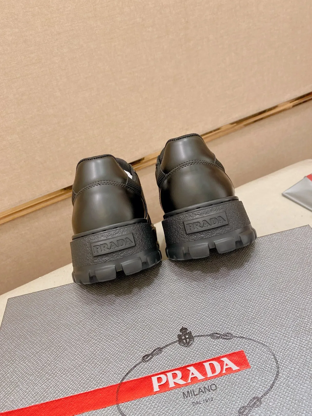 Prada Tênis Chunky Pretos Monocromáticos de Malha e Couro 4