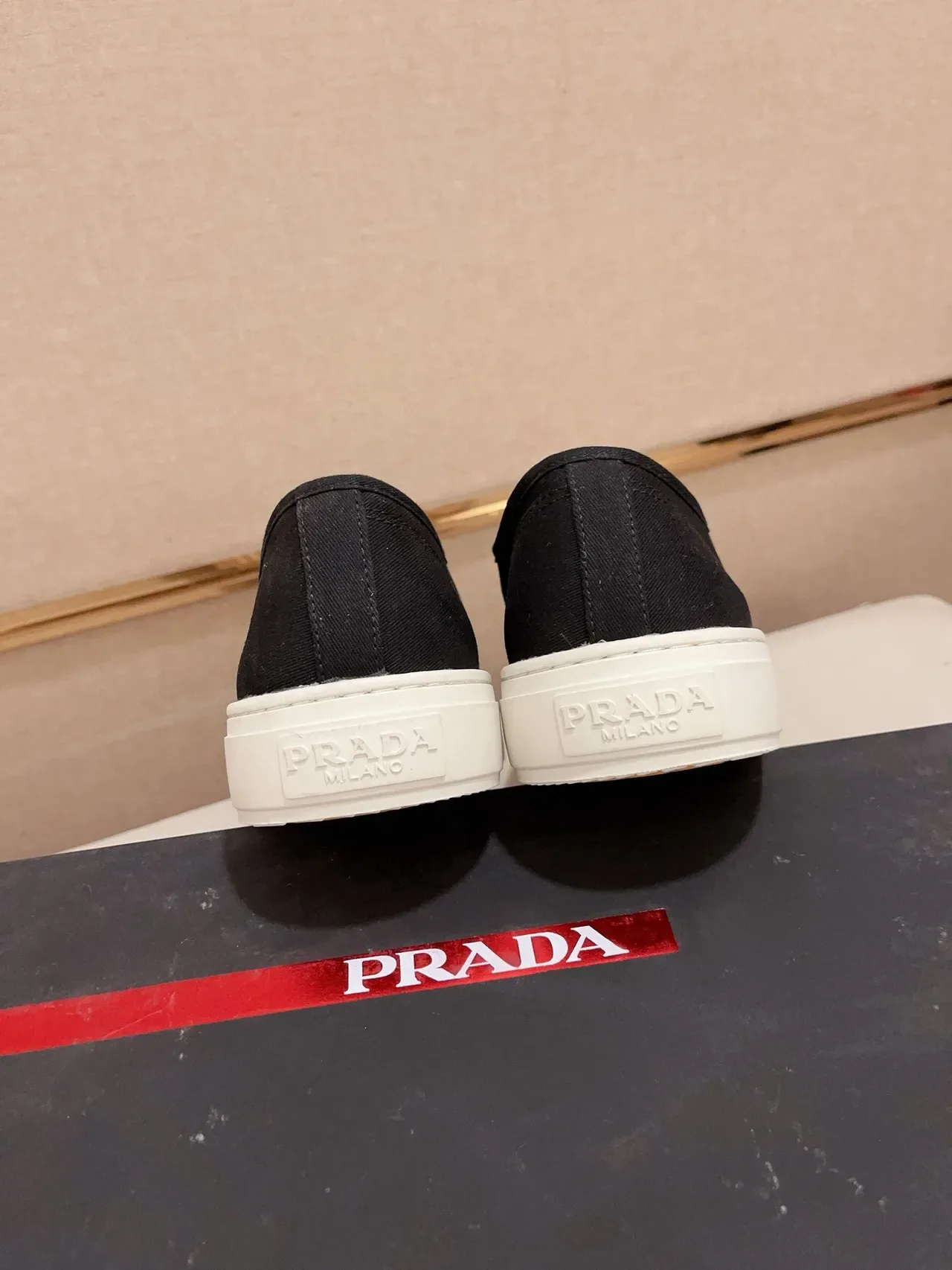 Prada tênis lifestyle preto e branco com superior de lona e sola cup 4