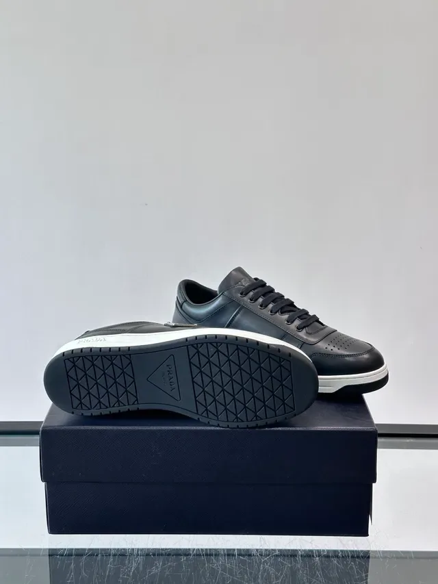 Prada Sneakers Lifestyle Negro y Blanco en Cuero con Puntera Perforada 2