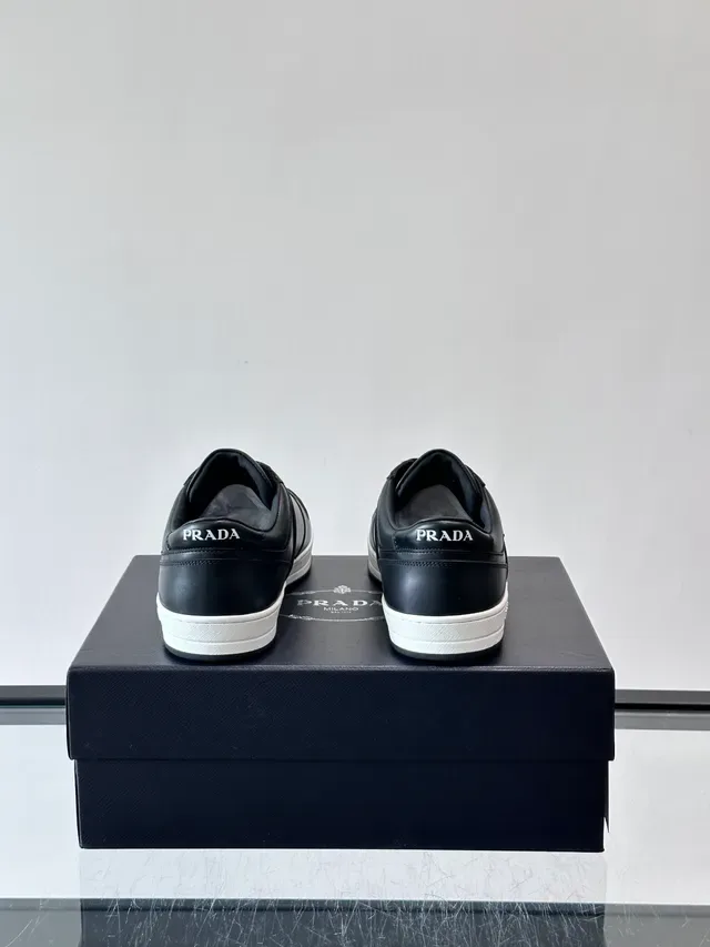 Prada Sneakers Lifestyle Negro y Blanco en Cuero con Puntera Perforada 3