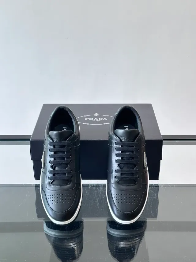 Prada Sneakers Lifestyle Negro y Blanco en Cuero con Puntera Perforada 4