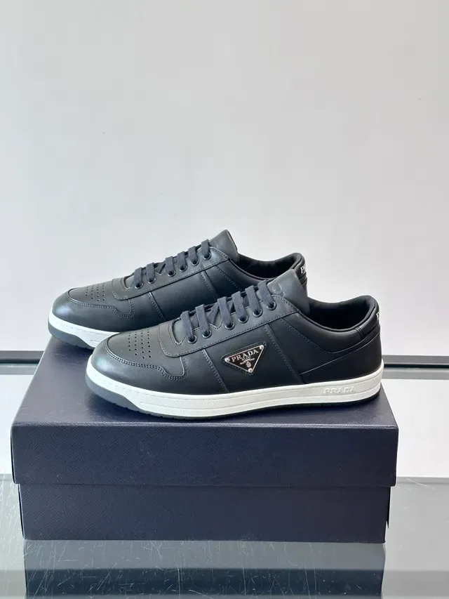 Prada Sneakers Lifestyle Negro y Blanco en Cuero con Puntera Perforada 5