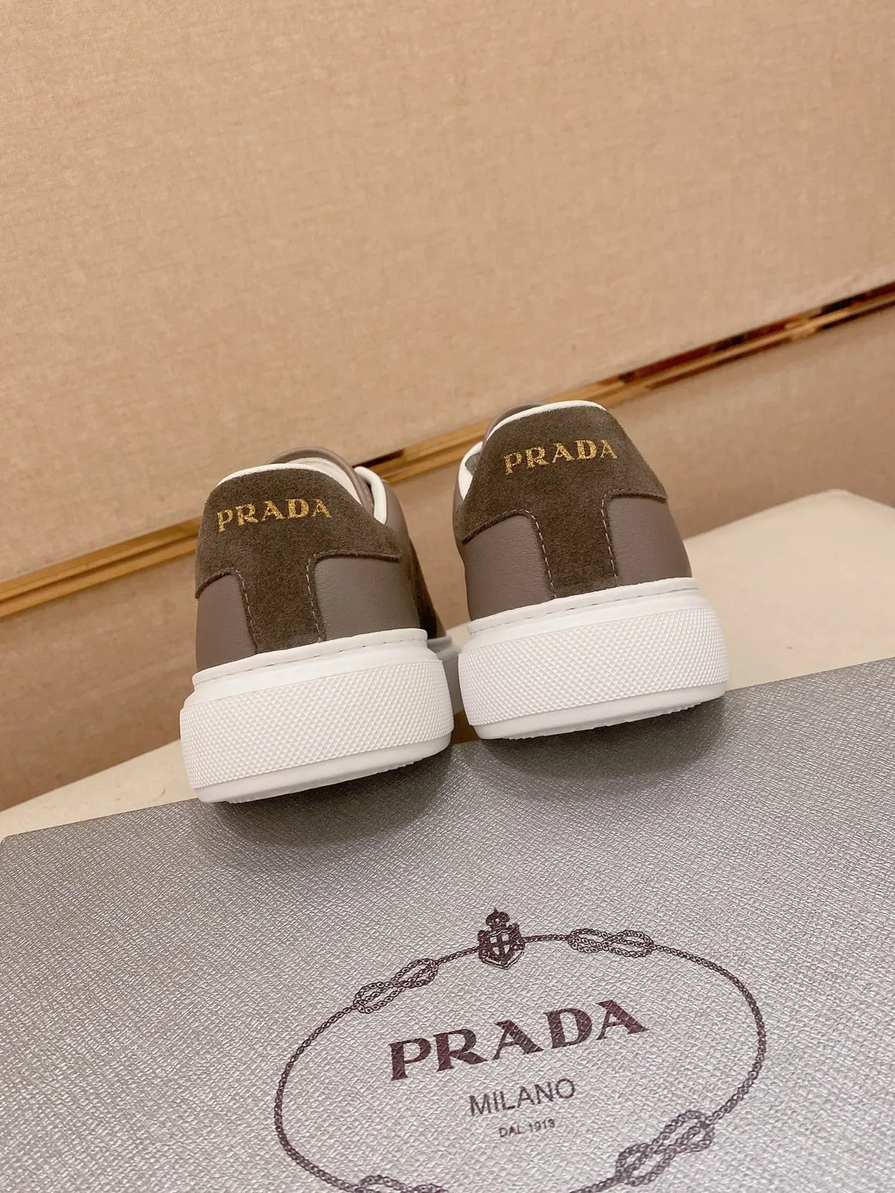Prada Zapatillas Lifestyle Marrón Blanco Low-Top Dos Tonos Cuero Ante 3