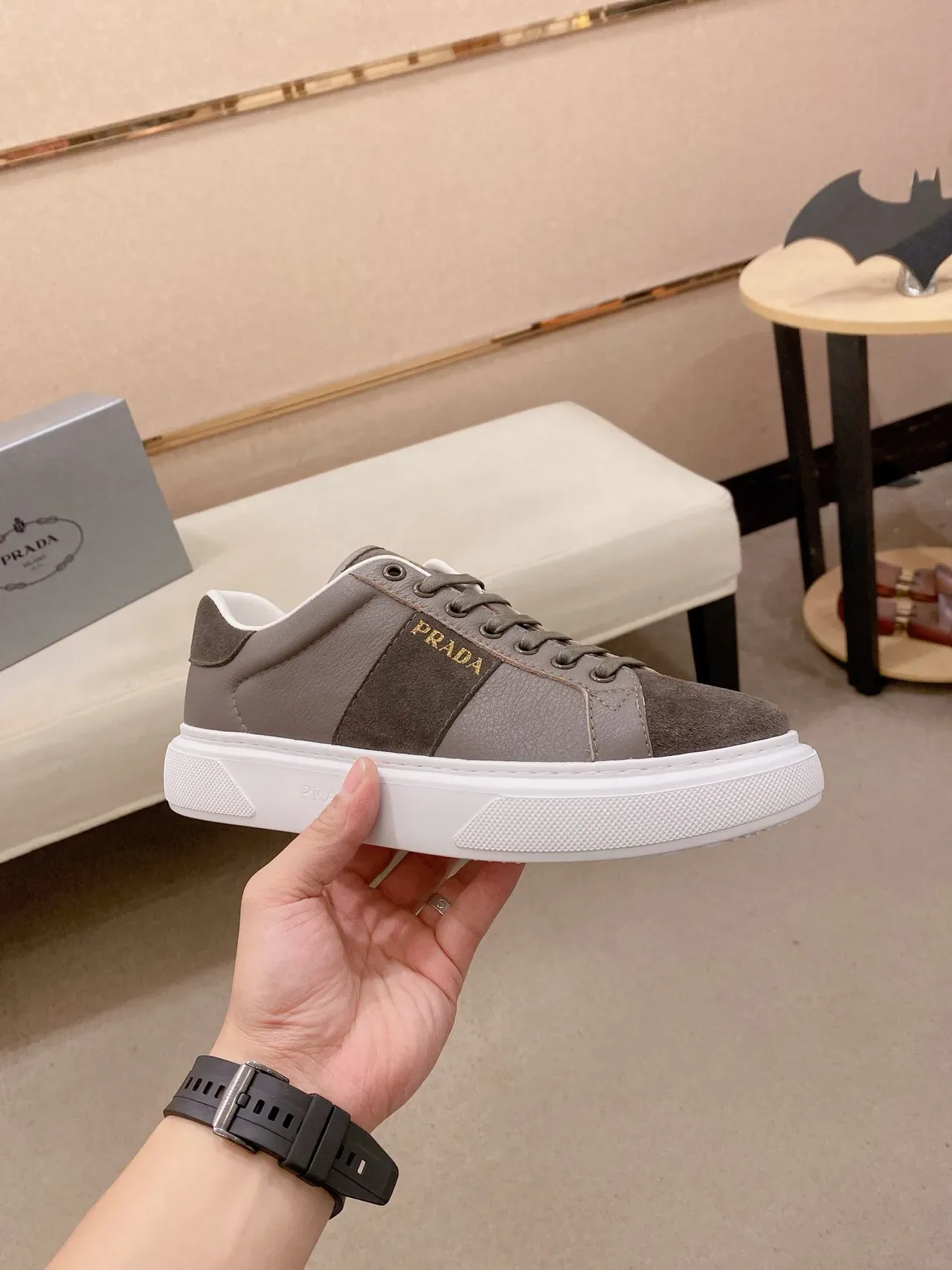 Prada Zapatillas Lifestyle Marrón Blanco Low-Top Dos Tonos Cuero Ante 4