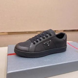 Prada Cloudbust Noir empeigne cuir panelé plaque métallique triangulaire avec logo lifestyle sneakers