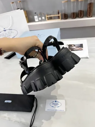 Prada Cloudbust কালো পেটেন্ট গ্লাডিয়েটর স্যান্ডেল 3