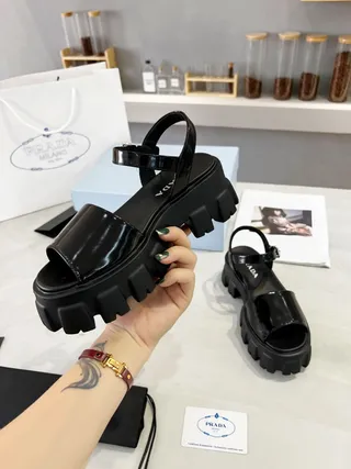 Prada Cloudbust কালো পেটেন্ট গ্লাডিয়েটর স্যান্ডেল 4