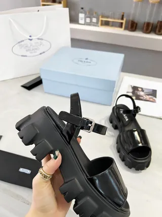 Prada Cloudbust কালো পেটেন্ট গ্লাডিয়েটর স্যান্ডেল 5