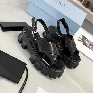 Prada Cloudbust काली पेटेंट लेदर चंकी लुग सोल केजुअल सैंडल्स
