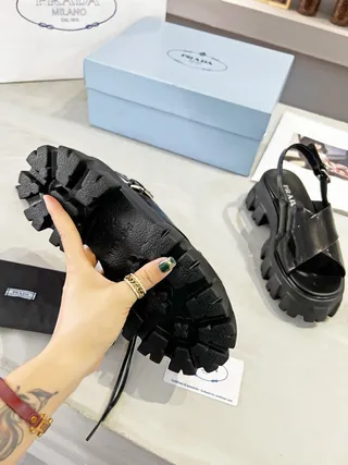 Prada Cloudbust Sandálias casuais de couro patentado preto com sola chunky de lug 2